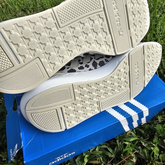 New Adidas Originals Swift Run 22 Size 7.5 In Talc/Black/White Low Top Sneakers - Picture 7 of 9